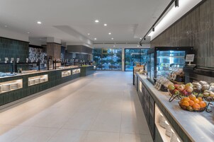 Se sirven desayunos, almuerzos y cenas; cocina internacional