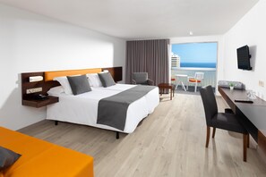 Minibar, caja de seguridad en la habitación y escritorio 