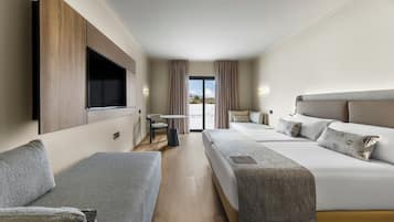 Minibar, caja fuerte, escritorio y cortinas opacas