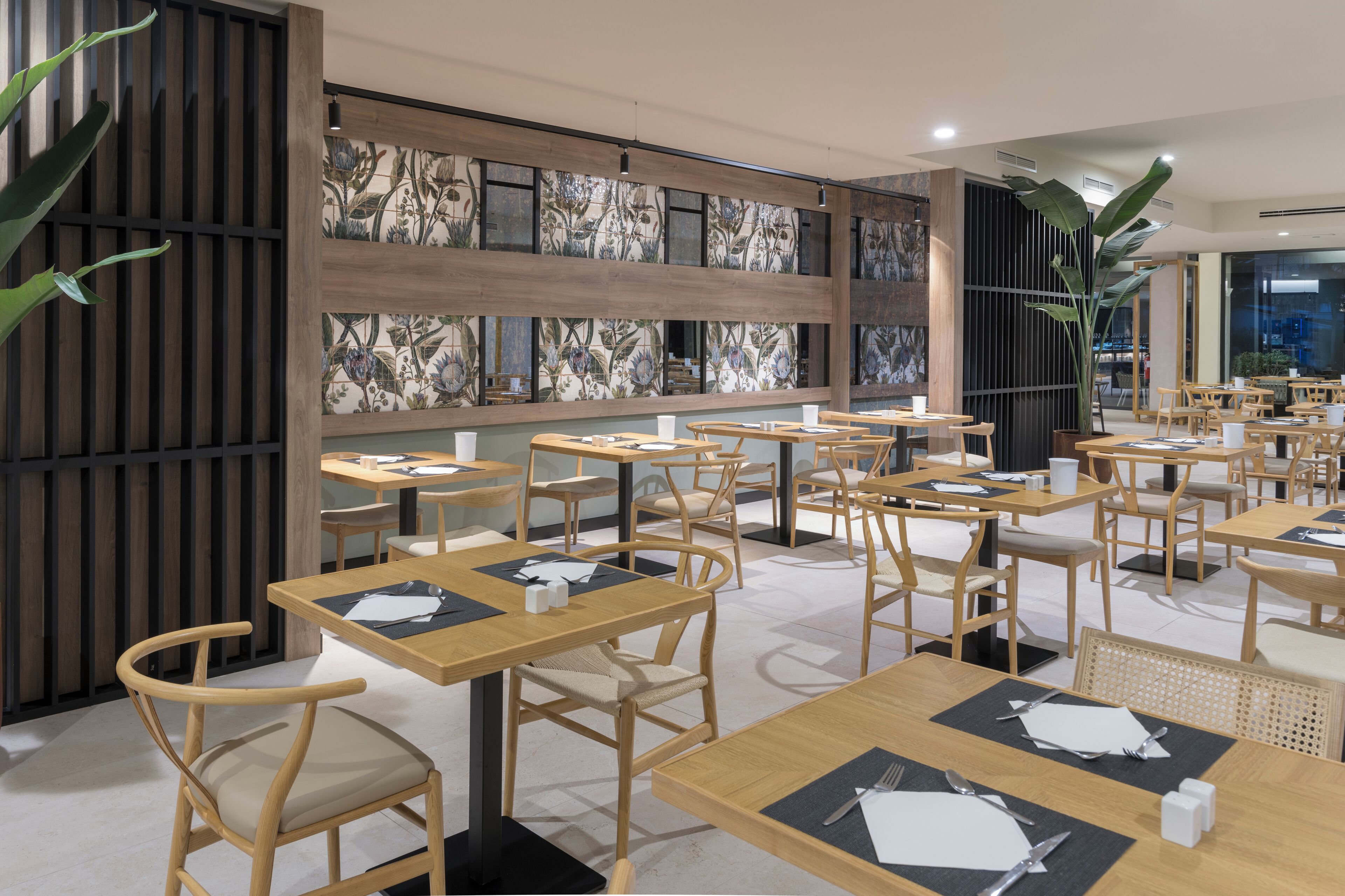 breakfast, lunch, dinner served; international cuisine