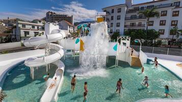 Ein Wasserpark mit mehreren Rutschen und einer großen Wasserspiele-Anlage.