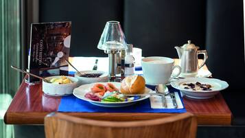Tägliches Frühstücksbuffet (15 EUR pro Person)
