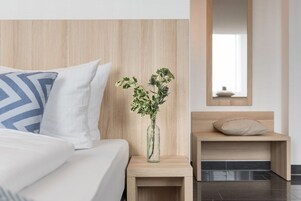 标准双床房, 城市景观 | Select Comfort 床、办公桌、隔音、熨斗/熨板