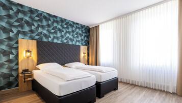 Habitación doble superior, vistas al patio | Caja fuerte, escritorio, tabla de planchar con plancha