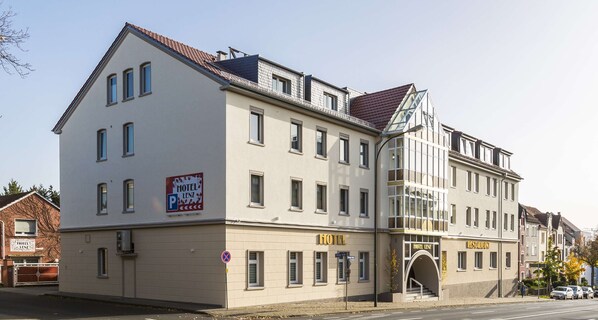 A hotel with a sign indicating it is the "HOTEL LENZ." - Hotel Lenz (Fulda)