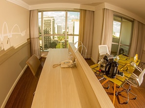 Minibar, caja de seguridad en la habitación y escritorio