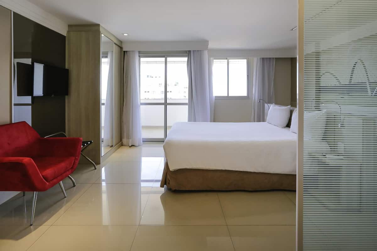 Frigobar, cofres nos quartos, escrivaninha, cortinas blackout