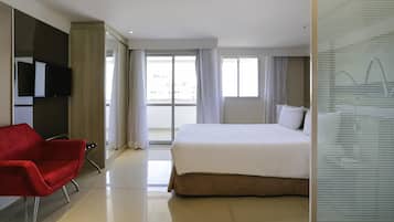 Frigobar, cofres nos quartos, escrivaninha, cortinas blackout