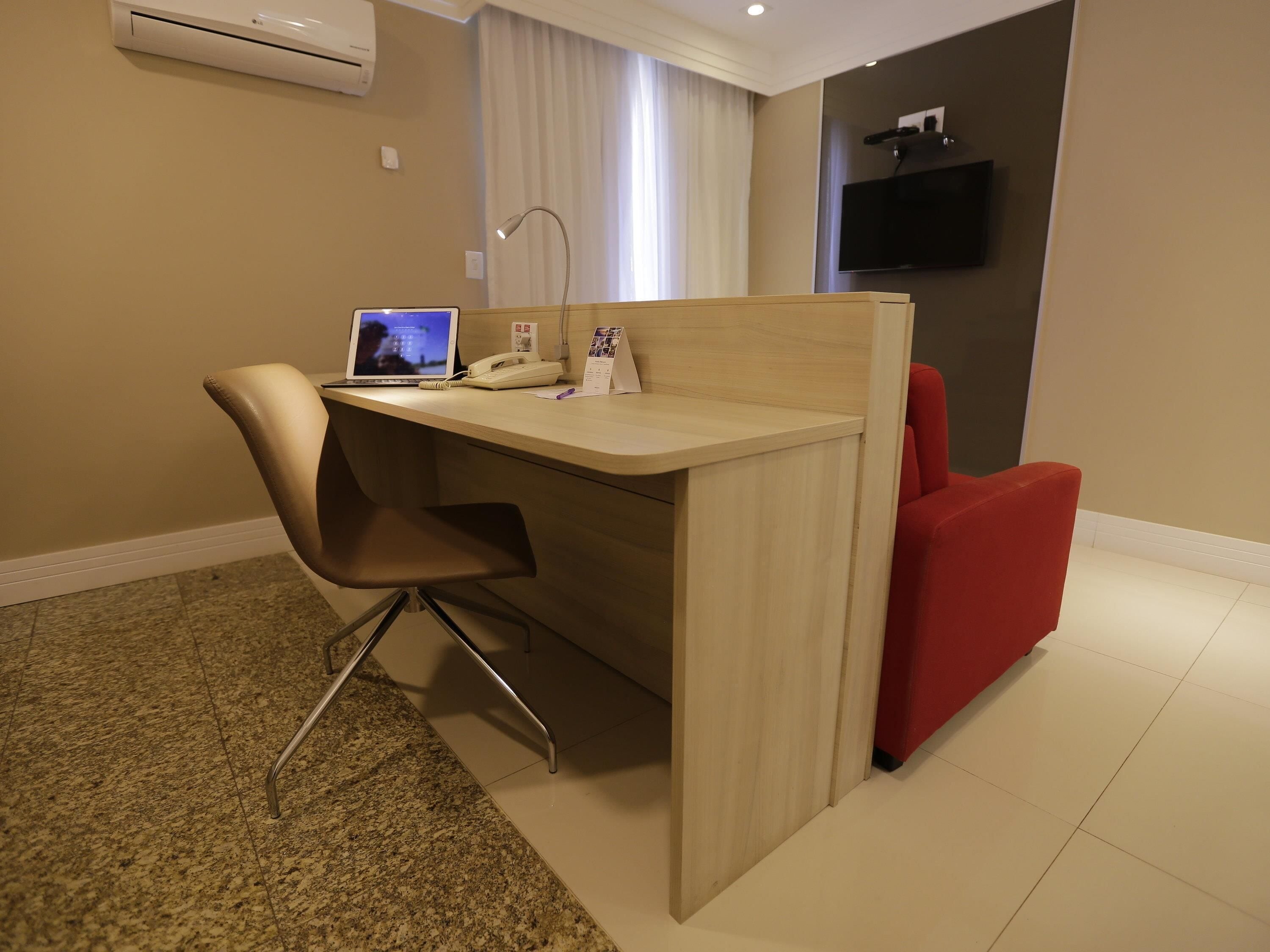 Junior suite, 1 tweepersoonsbed | Een minibar, een kluis op de kamer, een bureau, verduisterende gordijnen
