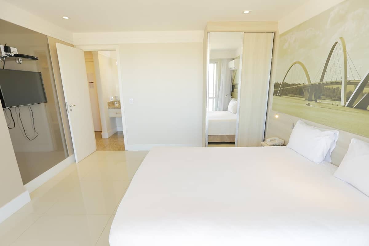 Superior suite, 1 queensize bed met slaapbank | Een minibar, een kluis op de kamer, een bureau, verduisterende gordijnen