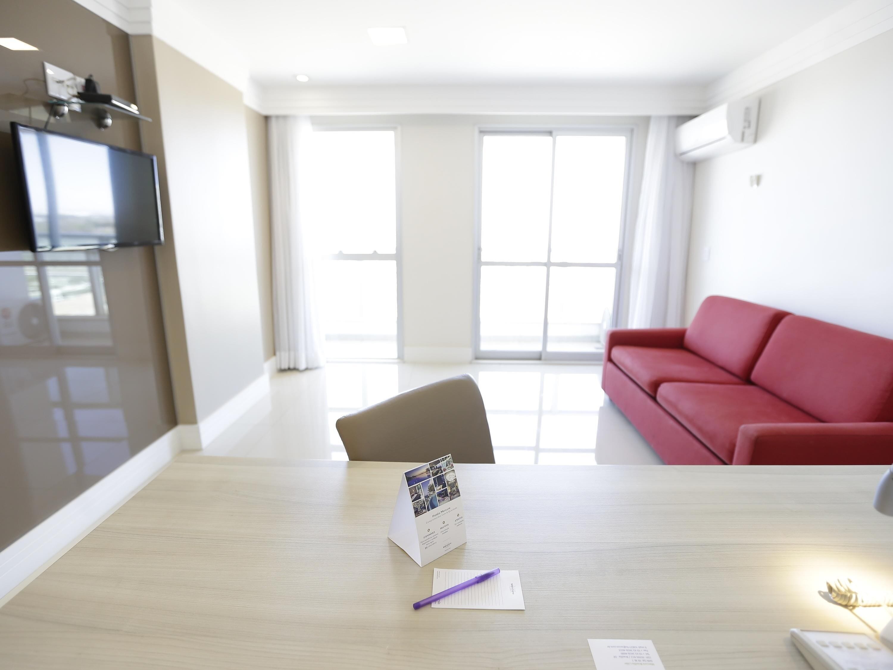 Standaard kamer, 1 queensize bed | Een minibar, een kluis op de kamer, een bureau, verduisterende gordijnen