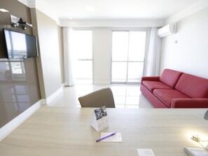 Chambre Standard, 1 grand lit | Minibar, coffres-forts dans les chambres, bureau, rideaux occultants