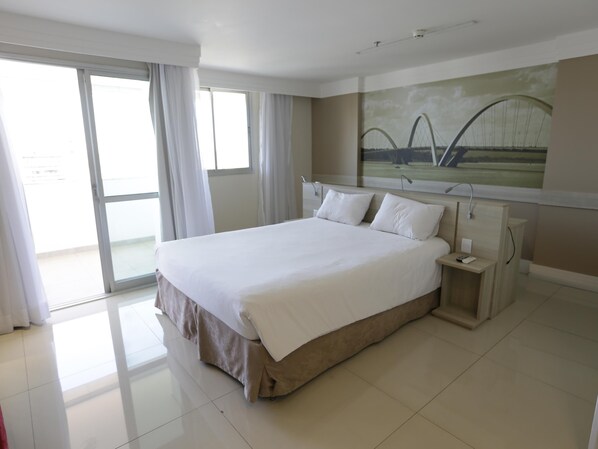 Chambre classique, 1 grand lit | Minibar, coffre-fort, bureau, rideaux d’obscurcissement