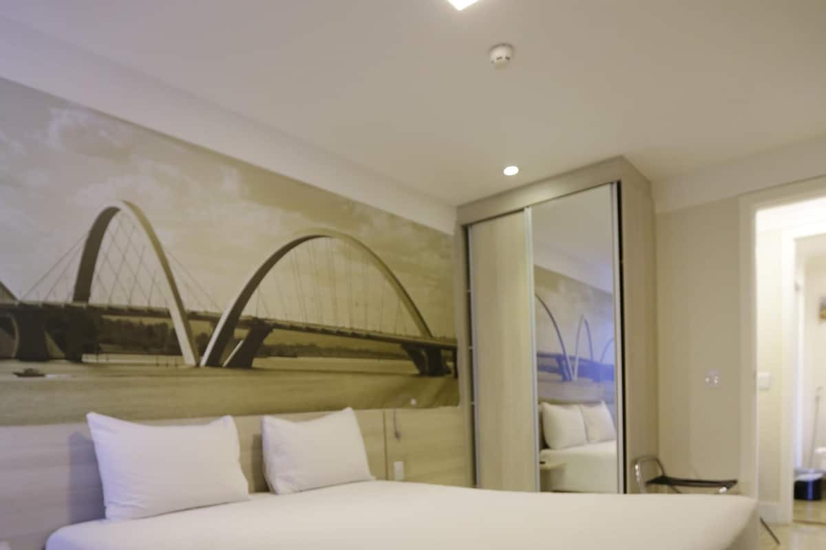 Minibar, caja de seguridad en la habitación y escritorio