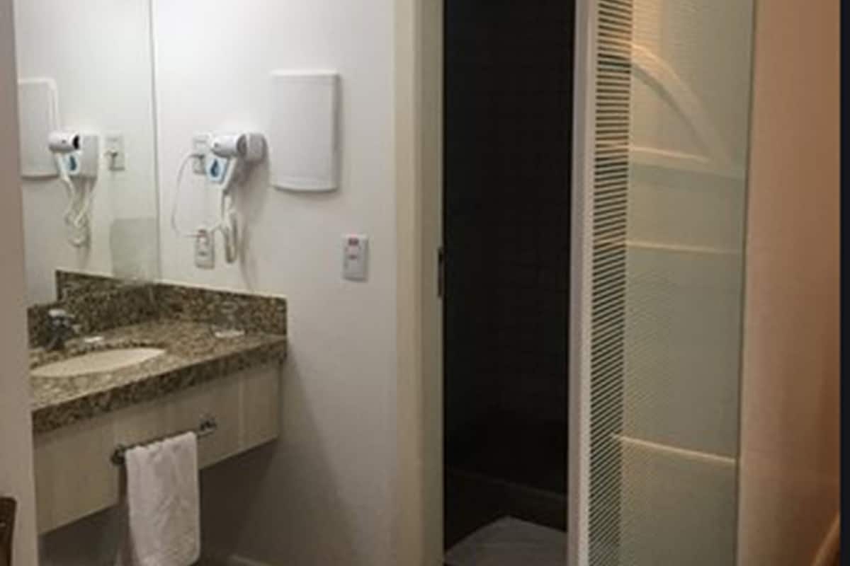 Een douche, milieuvriendelijk toiletgerief, een haardroger, handdoeken