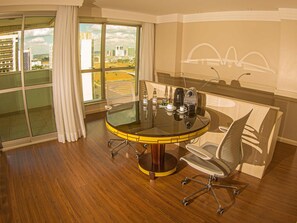 Minibar, coffre-fort, bureau, rideaux d’obscurcissement