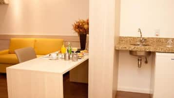 Standard Room, 1 Queen Bed | Private kitchen
