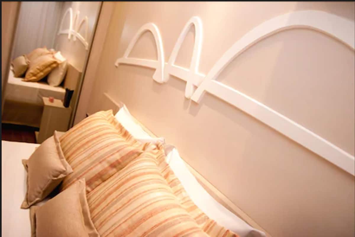 Een minibar, een kluis op de kamer, een bureau, verduisterende gordijnen