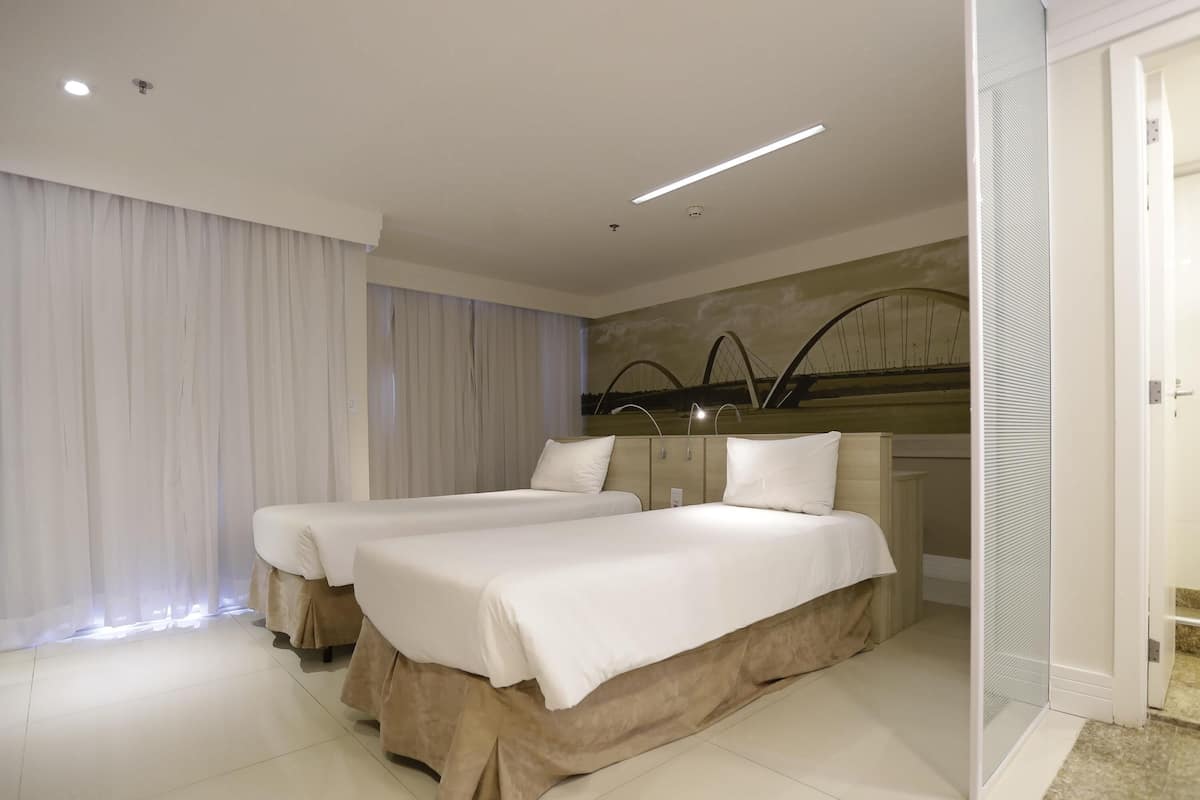 Klassieke Twin kamer, 2 eenpersoonsbedden | Een minibar, een kluis op de kamer, een bureau, verduisterende gordijnen