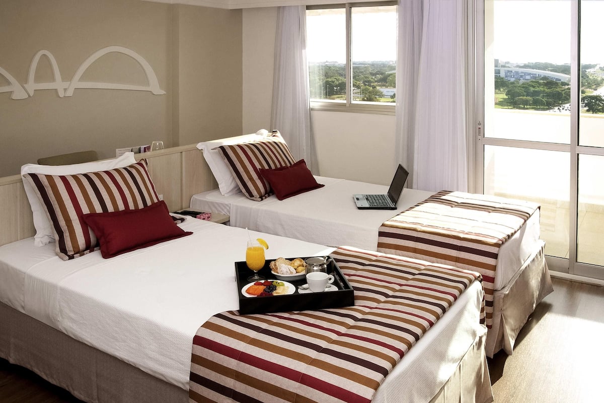 Quarto duplo clássico, 2 camas de solteiro | Frigobar, cofres nos quartos, escrivaninha, cortinas blackout