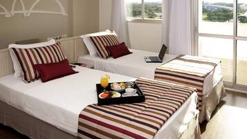 Klassieke Twin kamer, 2 eenpersoonsbedden | Een minibar, een kluis op de kamer, een bureau, verduisterende gordijnen