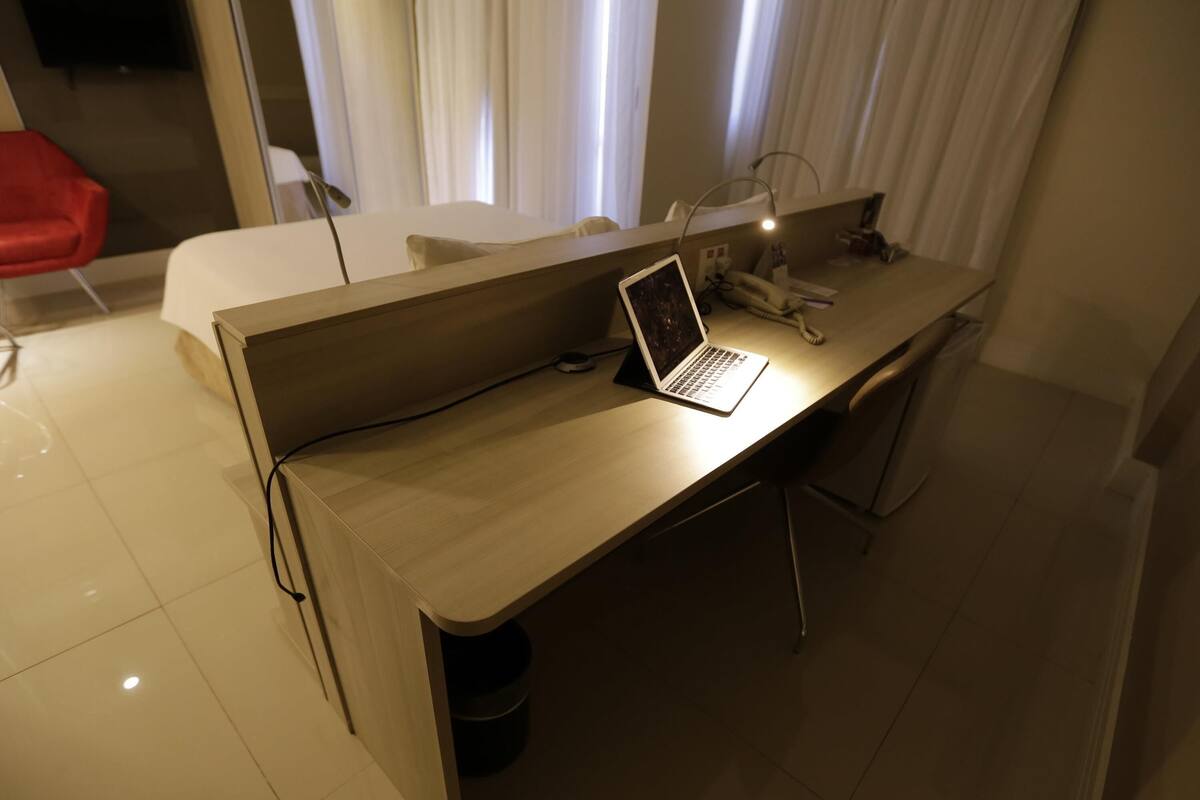 Habitación clásica, 1 cama de matrimonio | Minibar, caja fuerte, escritorio y cortinas opacas