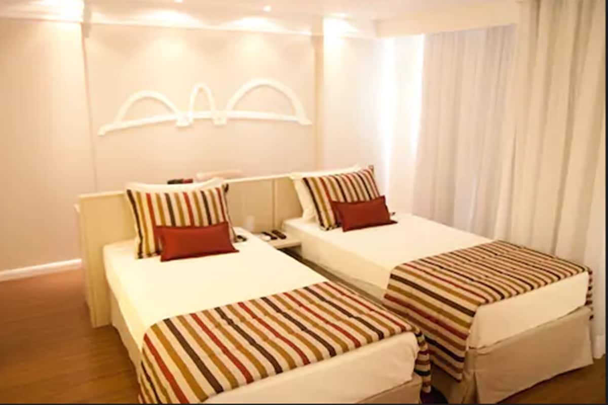 Klassieke Twin kamer, 2 eenpersoonsbedden | Een minibar, een kluis op de kamer, een bureau, verduisterende gordijnen