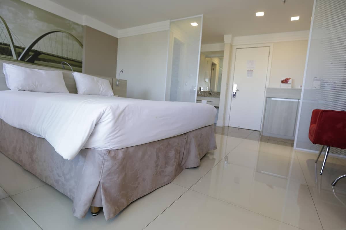 Klassieke kamer, 1 queensize bed | Een minibar, een kluis op de kamer, een bureau, verduisterende gordijnen