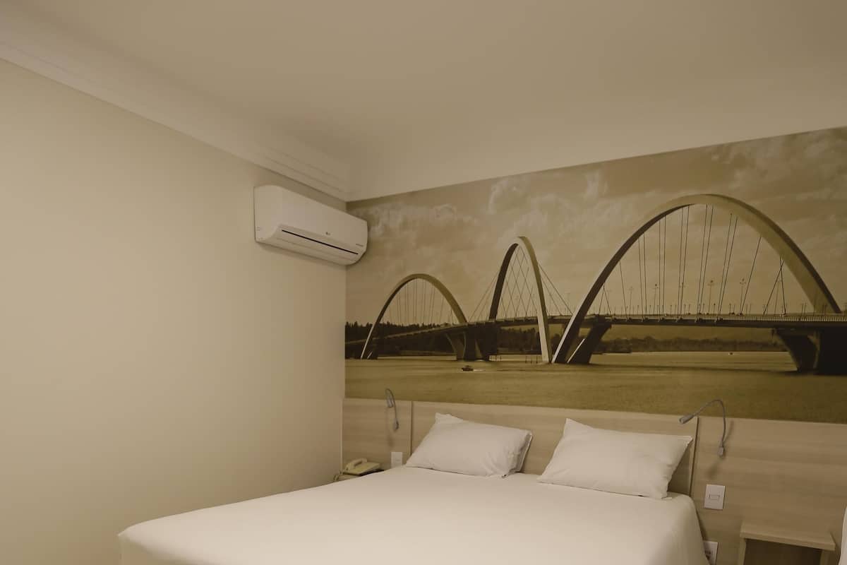 Junior suite, 1 tweepersoonsbed | Een minibar, een kluis op de kamer, een bureau, verduisterende gordijnen