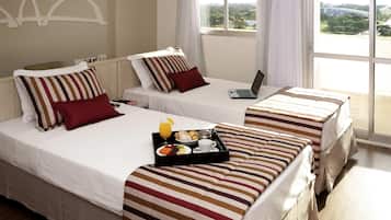 Minibar, coffres-forts dans les chambres, bureau, rideaux occultants