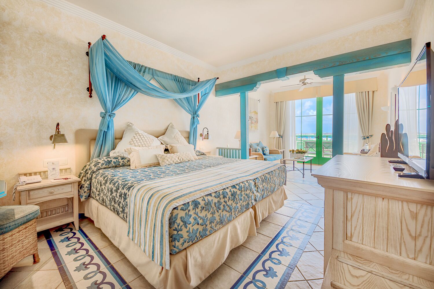 Een minibar, een kluis op de kamer, een bureau, een laptopwerkplek