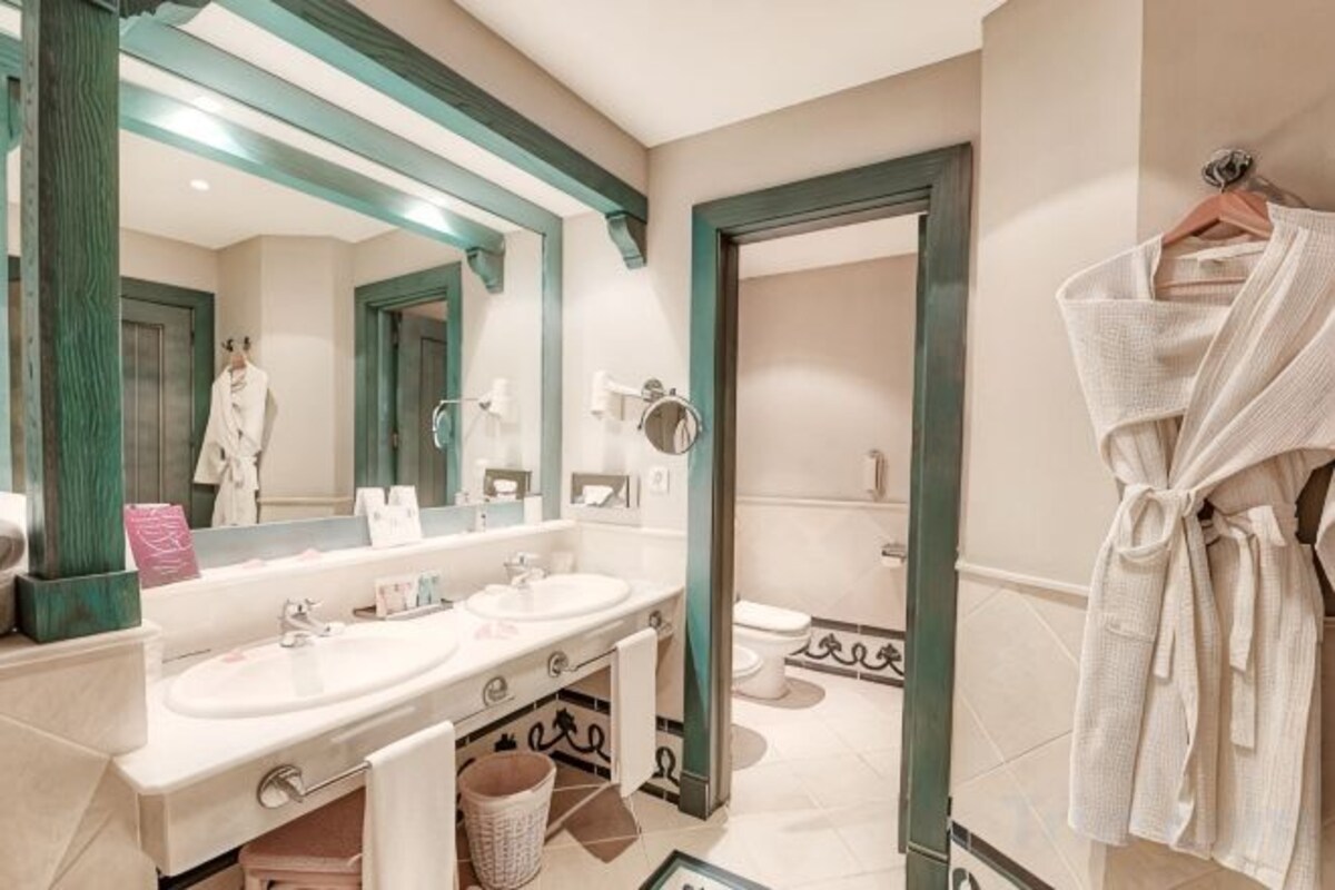 Combined shower/tub, free toiletries, hair dryer, bathrobes