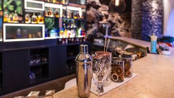 3 bars/lounges