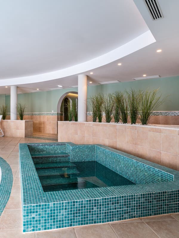 Hot tub, hot springs/mineral springs, Turkish bath/hammam