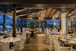 4 restaurantes, se sirven desayunos, comidas y cocina internacional
