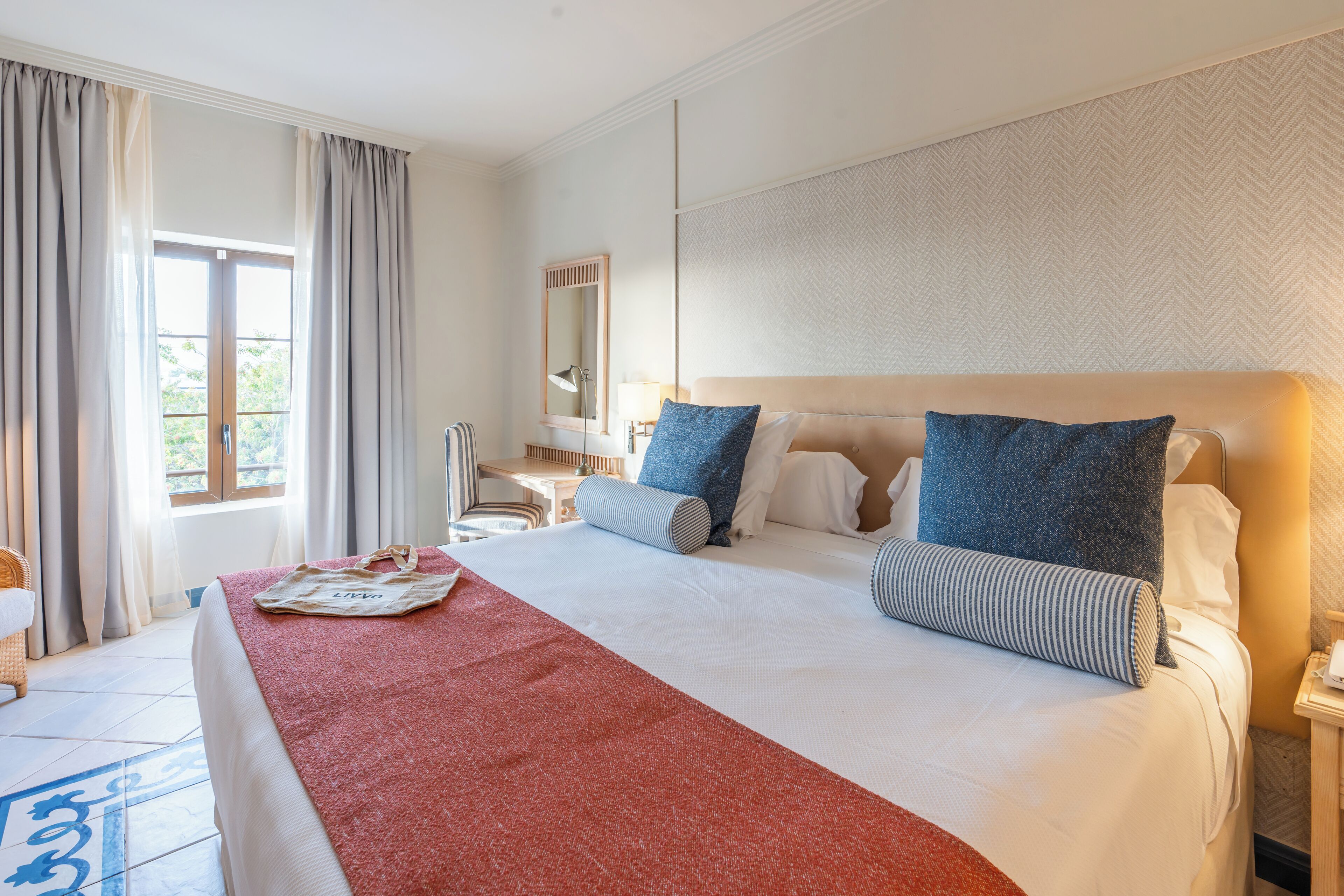 Club Suite | Minibar, in-room safe, desk, laptop workspace