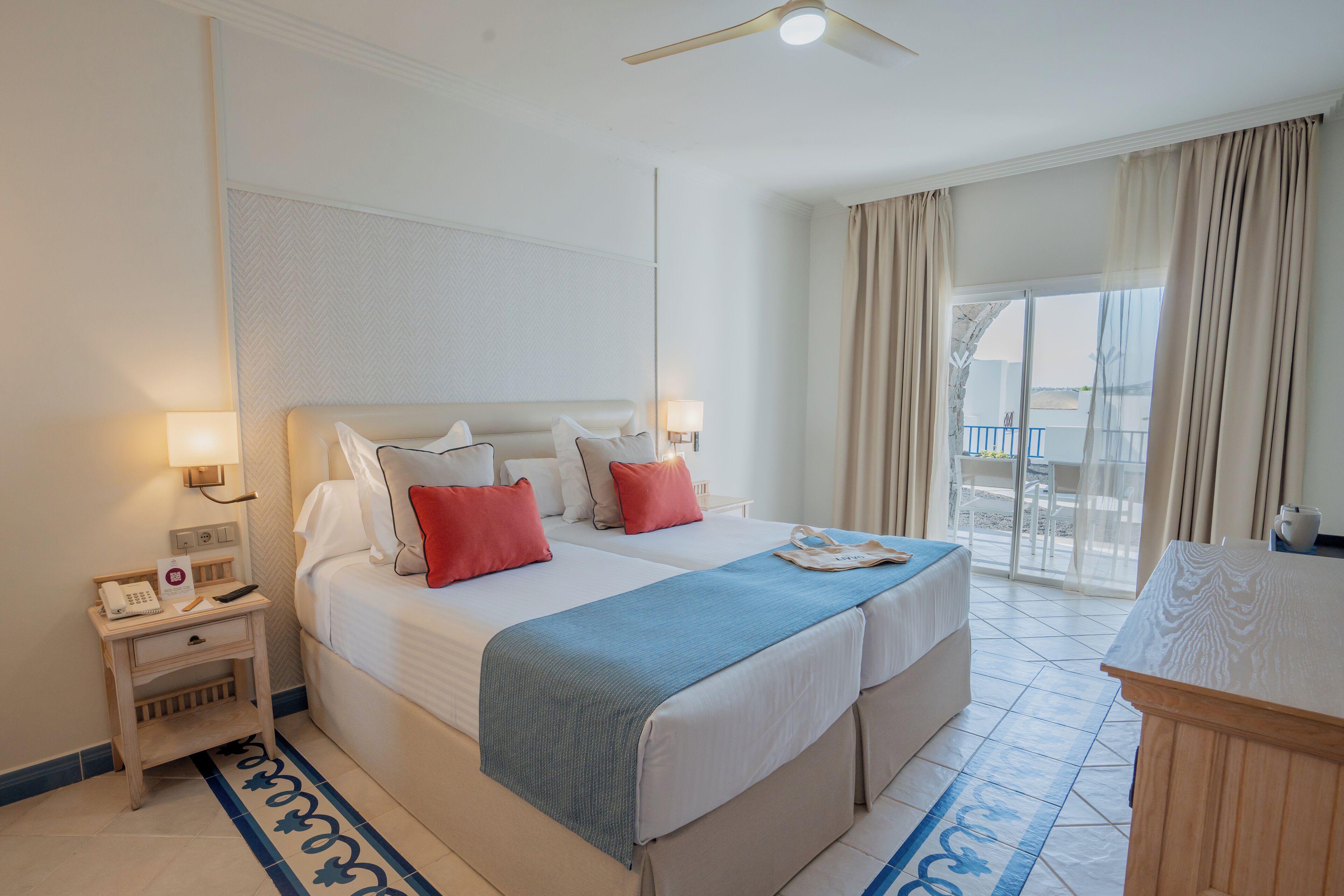 Suite | Minibar, in-room safe, desk, laptop workspace