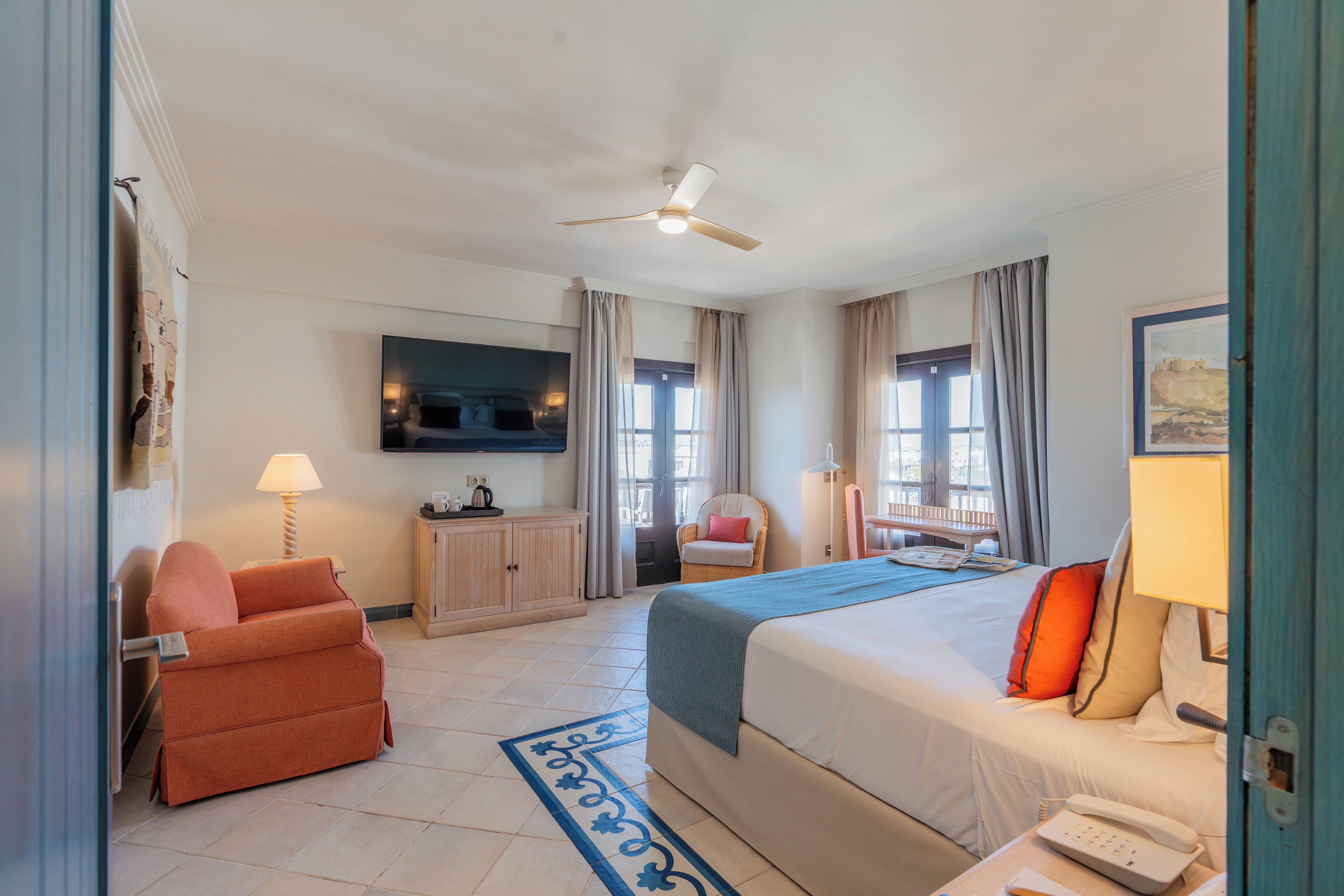 Junior Suite | Minibar, in-room safe, desk, laptop workspace