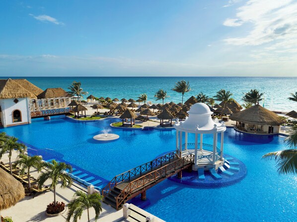 3 piscines extérieures, parasols de plage, chaises longues