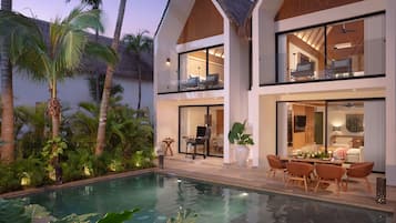 Club Two-Story Villa | Terrace/patio