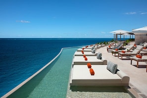 4 piscines extérieures, parasols de plage, chaises longues