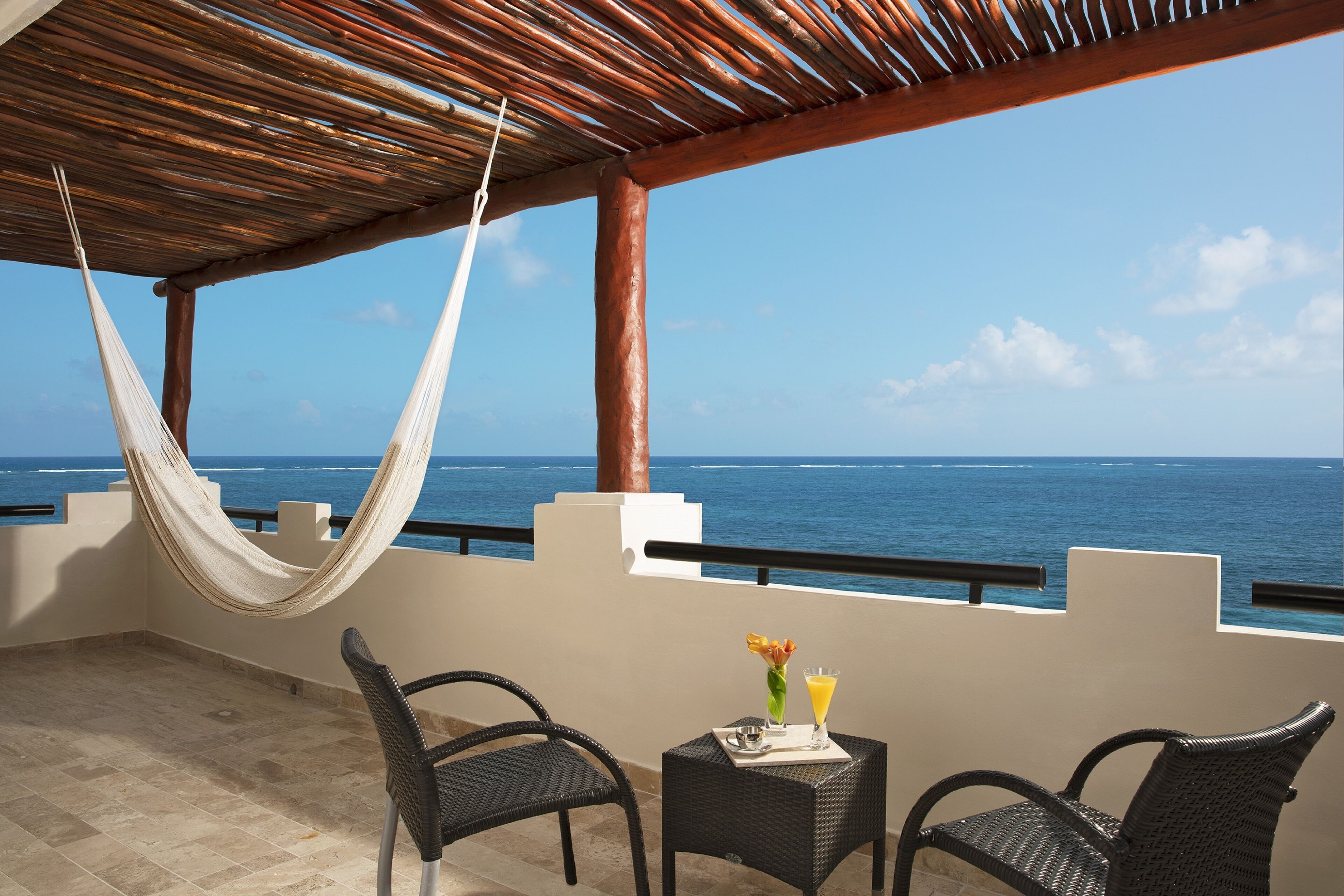 Preferred Club Master Suite Ocean Front King | Terraza o patio