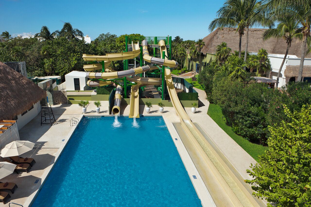 4 piscines extérieures, parasols de plage, chaises longues