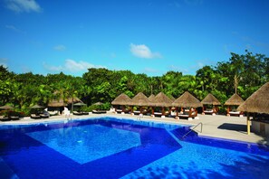 4 outdoor pools, pool umbrellas, sun loungers