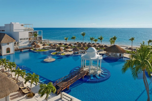 4 outdoor pools, pool umbrellas, pool loungers