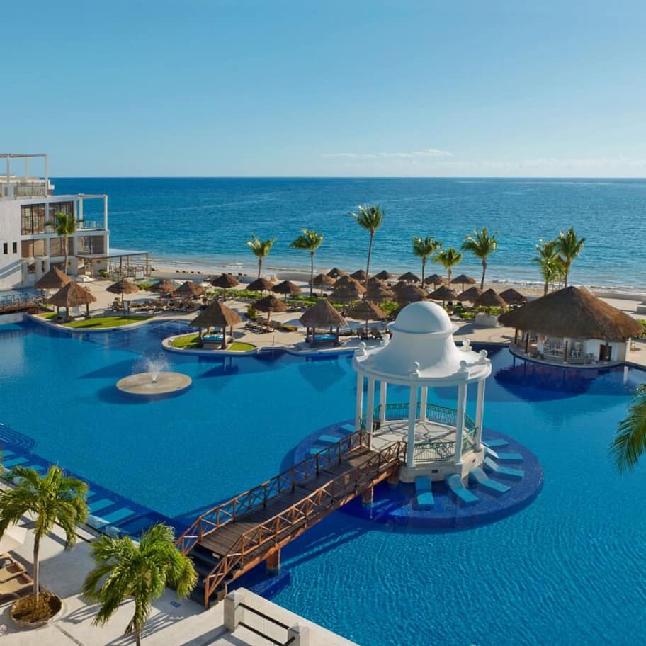 4 outdoor pools, pool umbrellas, pool loungers