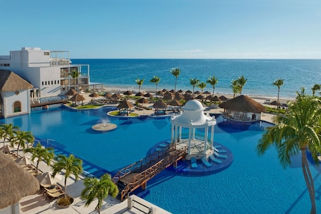 4 outdoor pools, pool umbrellas, sun loungers