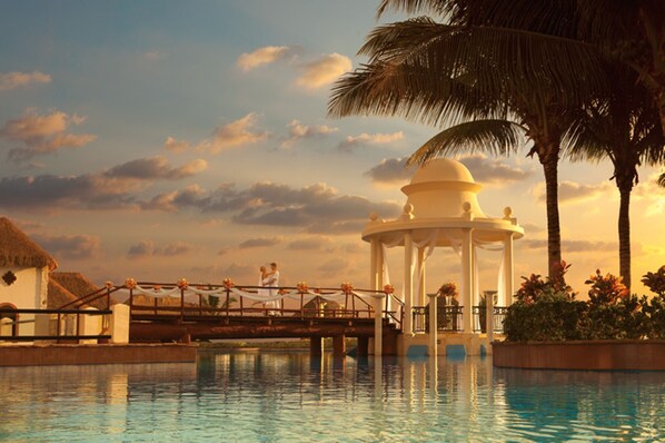 4 outdoor pools, pool umbrellas, sun loungers