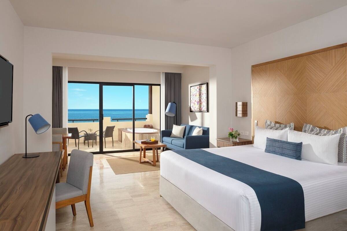 Preferred Club Junior Suite Ocean Front King | Luxe beddengoed, donzen dekbedden, een gratis minibar