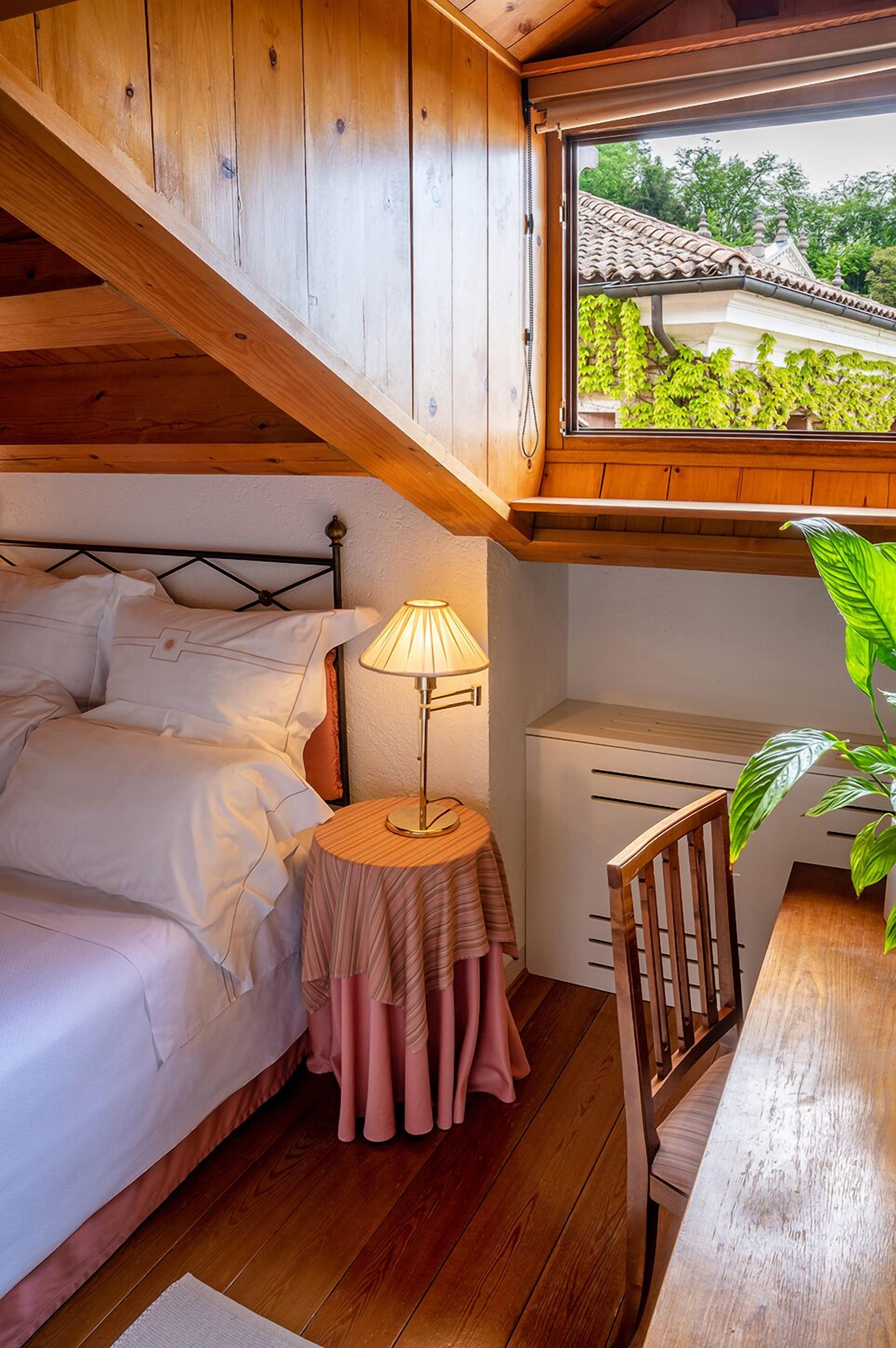 comfort single room, 1 queen bed | 1 bedroom, minibar, in-room safe, desk